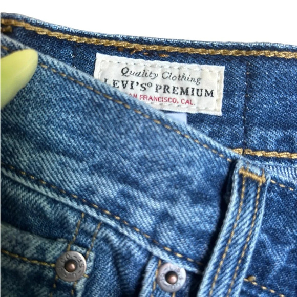 Levi’s Premium 80s Mom Jeans High Rise Tapered Distressed Size 26 x 30 Revolve - Picture 2 of 12